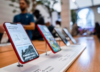 An iPhone 14 Pro presentation at an Apple store