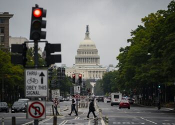 A government shutdown could lead to millions of workers going without salary / Source: Bloomberg